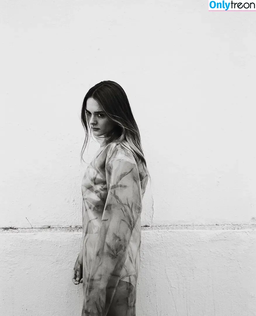 Charlotte Lawrence nude photo #1086 (charlotteslawrence)