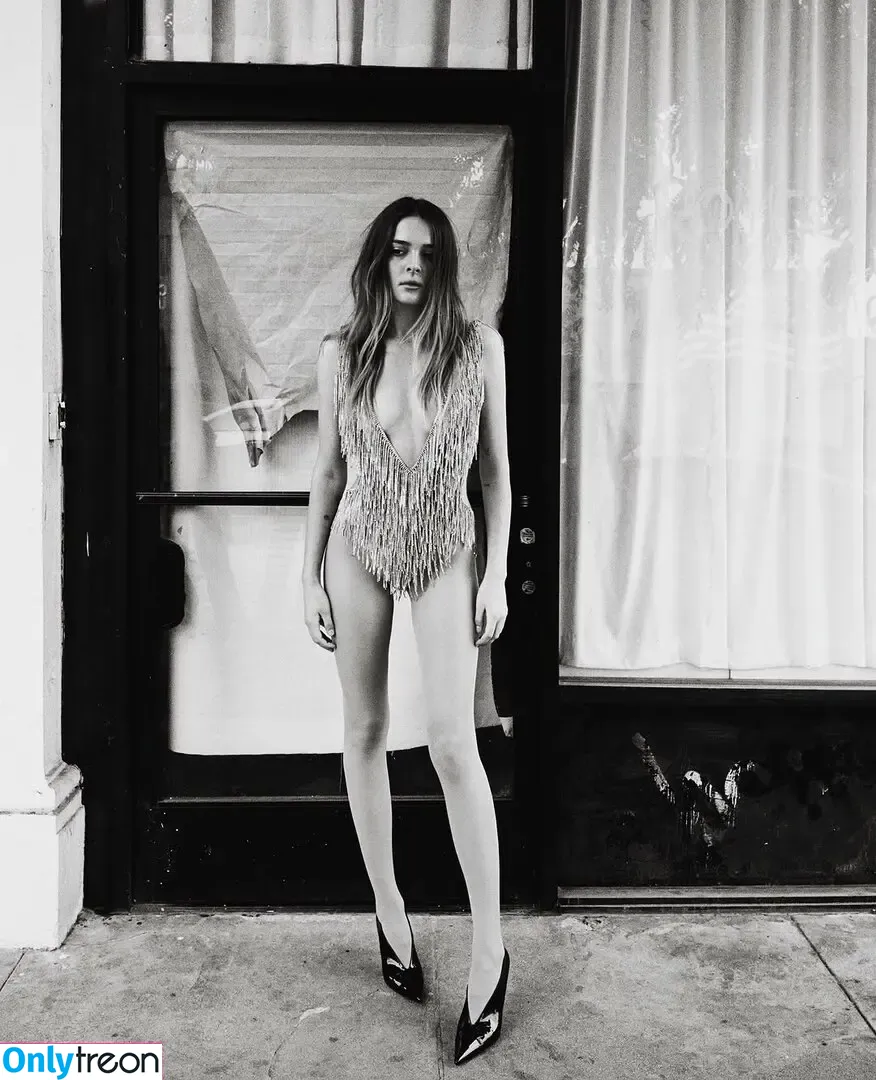 Charlotte Lawrence nude photo #1087 (charlotteslawrence)