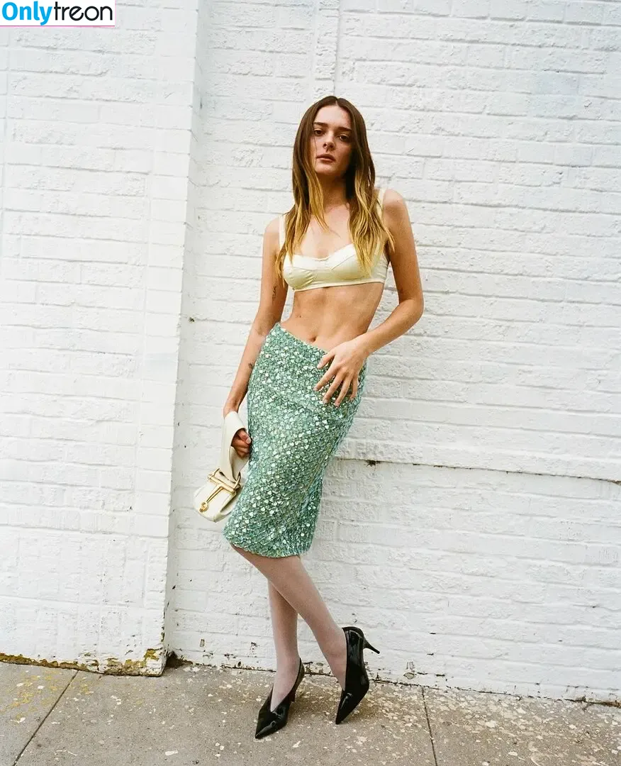 Charlotte Lawrence nude photo #1091 (charlotteslawrence)