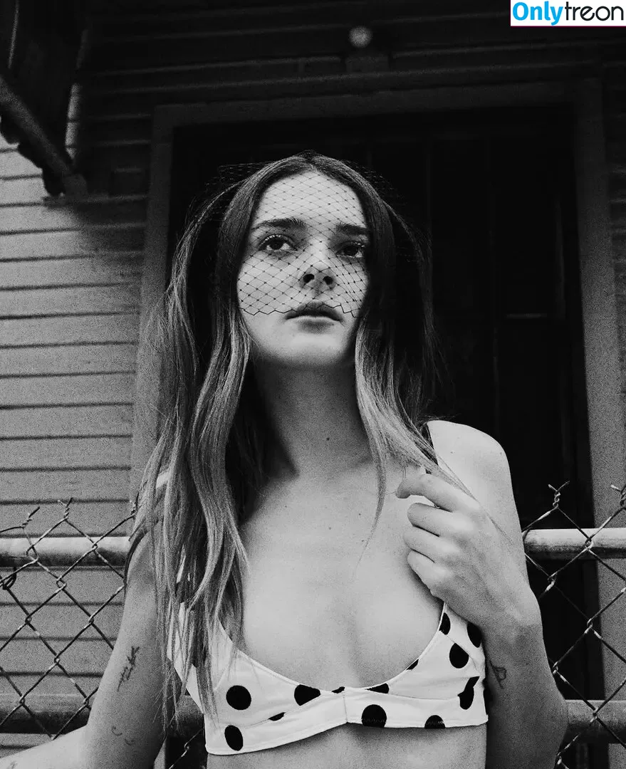 Charlotte Lawrence голая photo #1092 (charlotteslawrence)