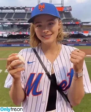 Chloë Grace Moretz / chloegmoretz nude photo #0963