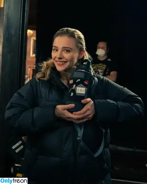 Chloë Grace Moretz / chloegmoretz nude photo #0983
