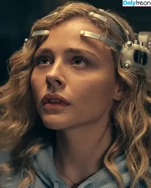 Chloë Grace Moretz / chloegmoretz nude photo #0984