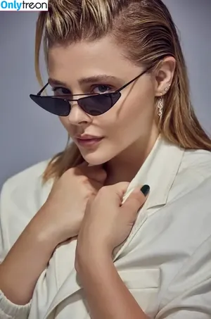 Chloë Grace Moretz / chloegmoretz nude photo #0989