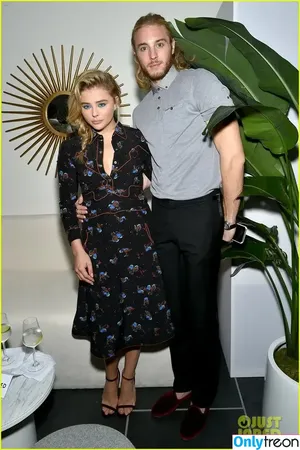 Chloë Grace Moretz / chloegmoretz nude photo #1023
