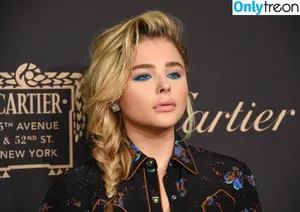 Chloë Grace Moretz / chloegmoretz nude photo #1027