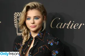 Chloë Grace Moretz / chloegmoretz nude photo #1036