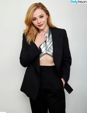 Chloë Grace Moretz / chloegmoretz nude photo #1057