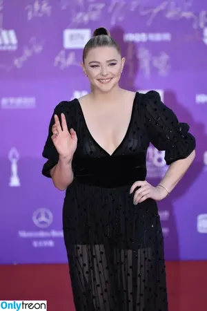 Chloë Grace Moretz / chloegmoretz nude photo #1091