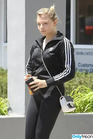 Chloë Grace Moretz / chloegmoretz nude photo #1101