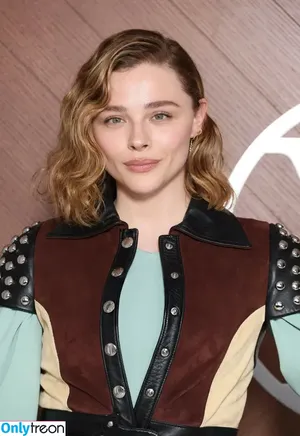 Chloë Grace Moretz / chloegmoretz nude photo #1360