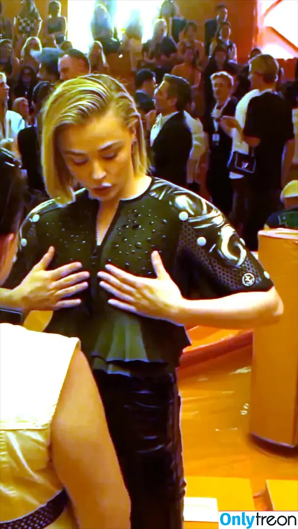 Chloë Grace Moretz nude photo #1092 (chloegmoretz)