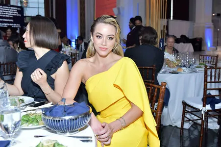 Chloe Bennet / chloebennet фото голая #0185