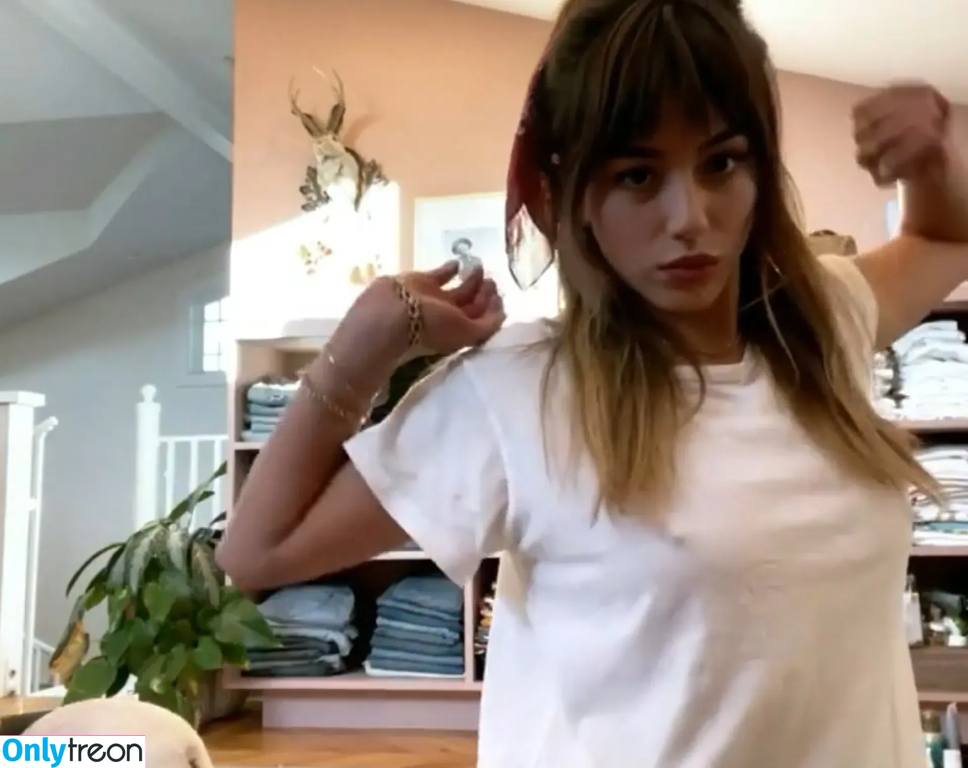 Chloe Bennet голая photo #0009 (chloebennet)