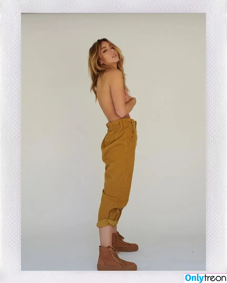 Chloe Bennet голая photo #0019 (chloebennet)