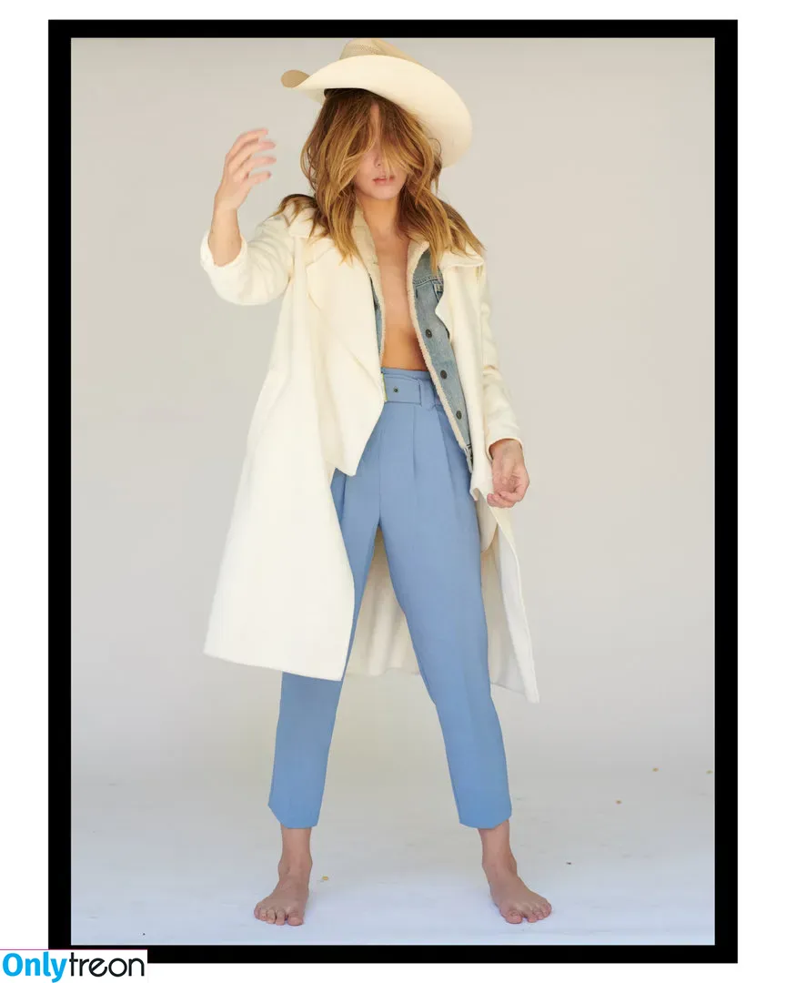 Chloe Bennet голая photo #0022 (chloebennet)