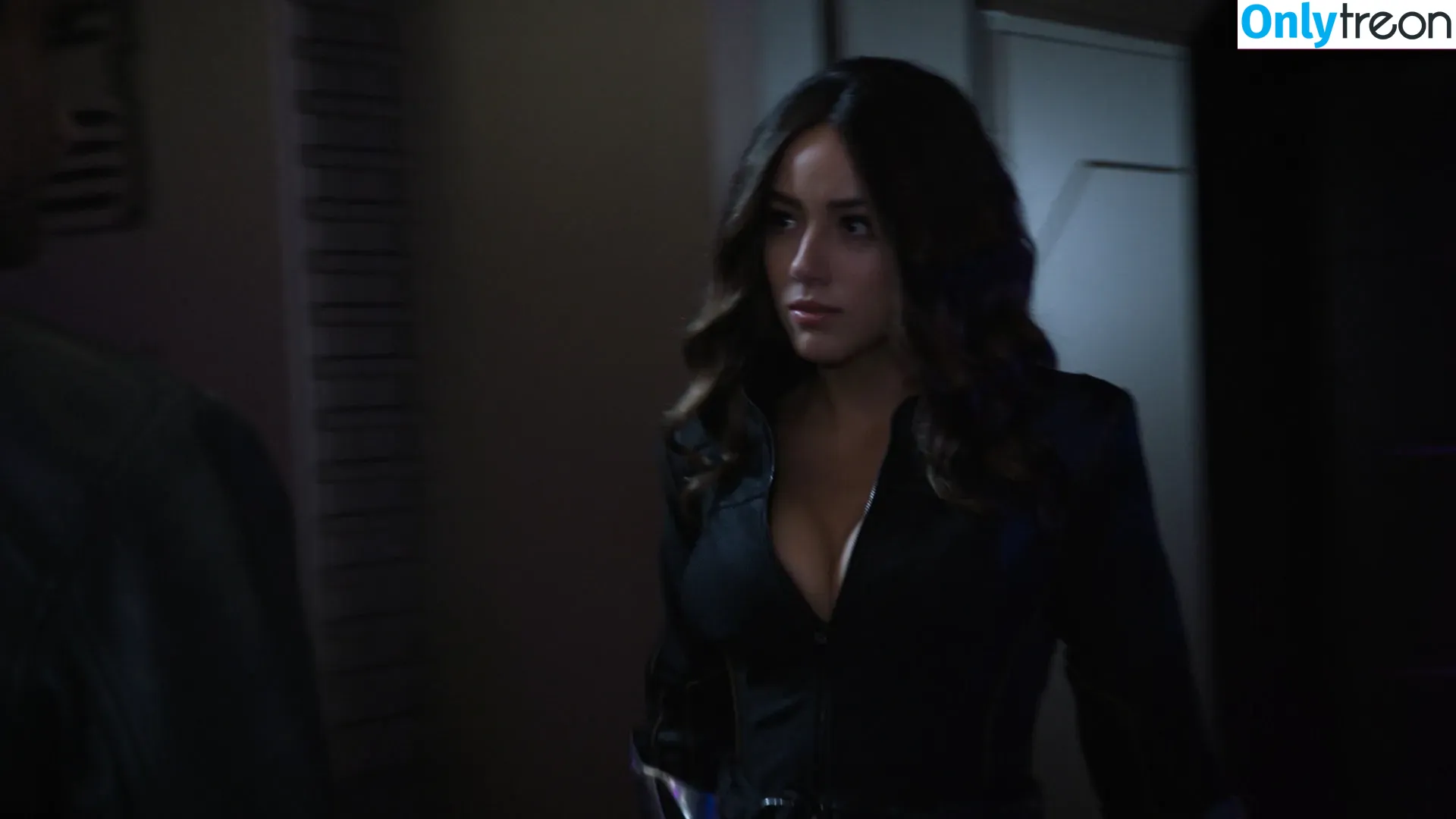 Chloe Bennet голая photo #0035 (chloebennet)