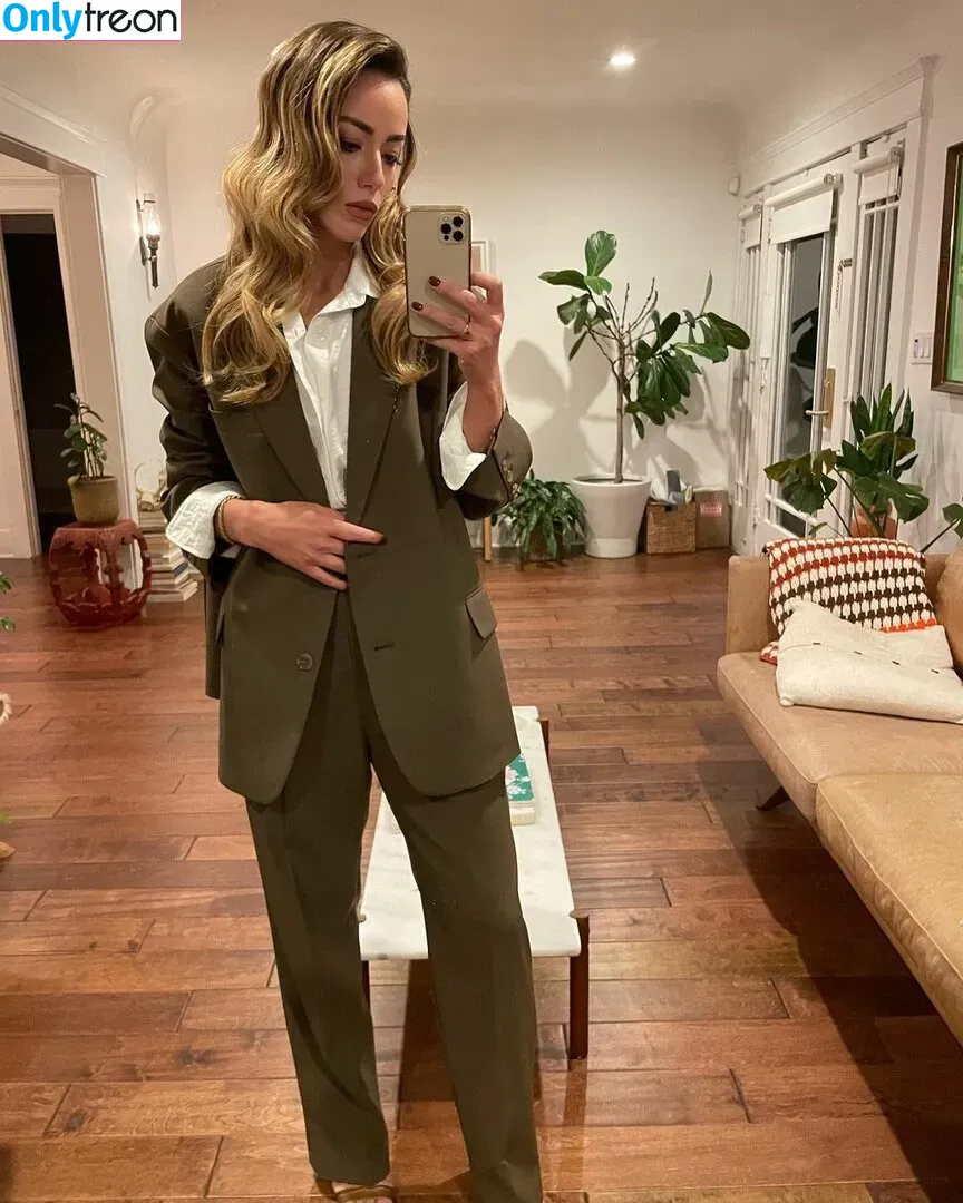 Chloe Bennet голая photo #0386 (chloebennet)
