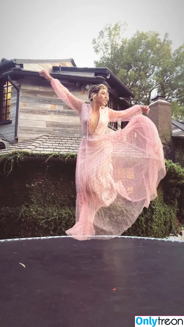 Chloe Bennet голая photo #0448 (chloebennet)