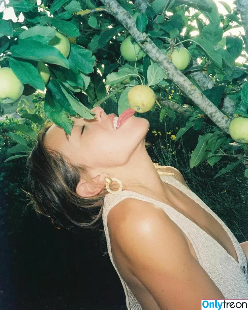 Chloe Bennet голая photo #0468 (chloebennet)