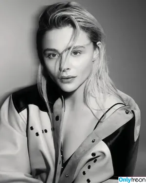 Chloe Grace Moretz / ChloeGMoretz nude photo #0703