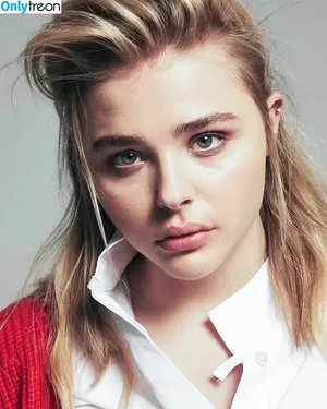 Chloe Grace Moretz / ChloeGMoretz nude photo #0704