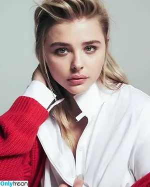 Chloe Grace Moretz / ChloeGMoretz nude photo #0708
