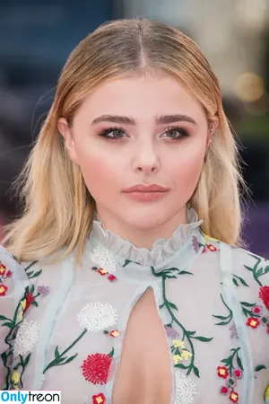 Chloe Grace Moretz / ChloeGMoretz nude photo #0734