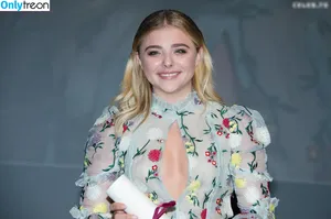 Chloe Grace Moretz / ChloeGMoretz nude photo #0752