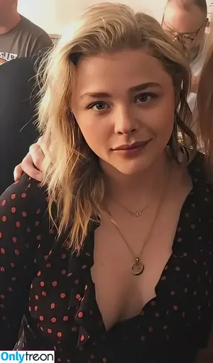 Chloe Grace Moretz / ChloeGMoretz nude photo #0783