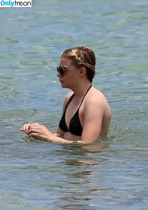 Chloe Grace Moretz / ChloeGMoretz nude photo #0825