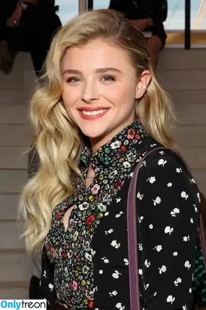 Chloe Grace Moretz / ChloeGMoretz nude photo #0926