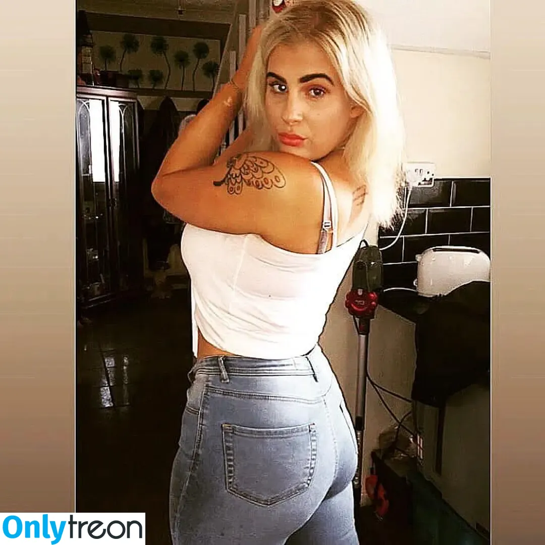 Chloe Joanne Carter nude photo #0017 (chloecarterxoxo / chloejoannecarter22x)
