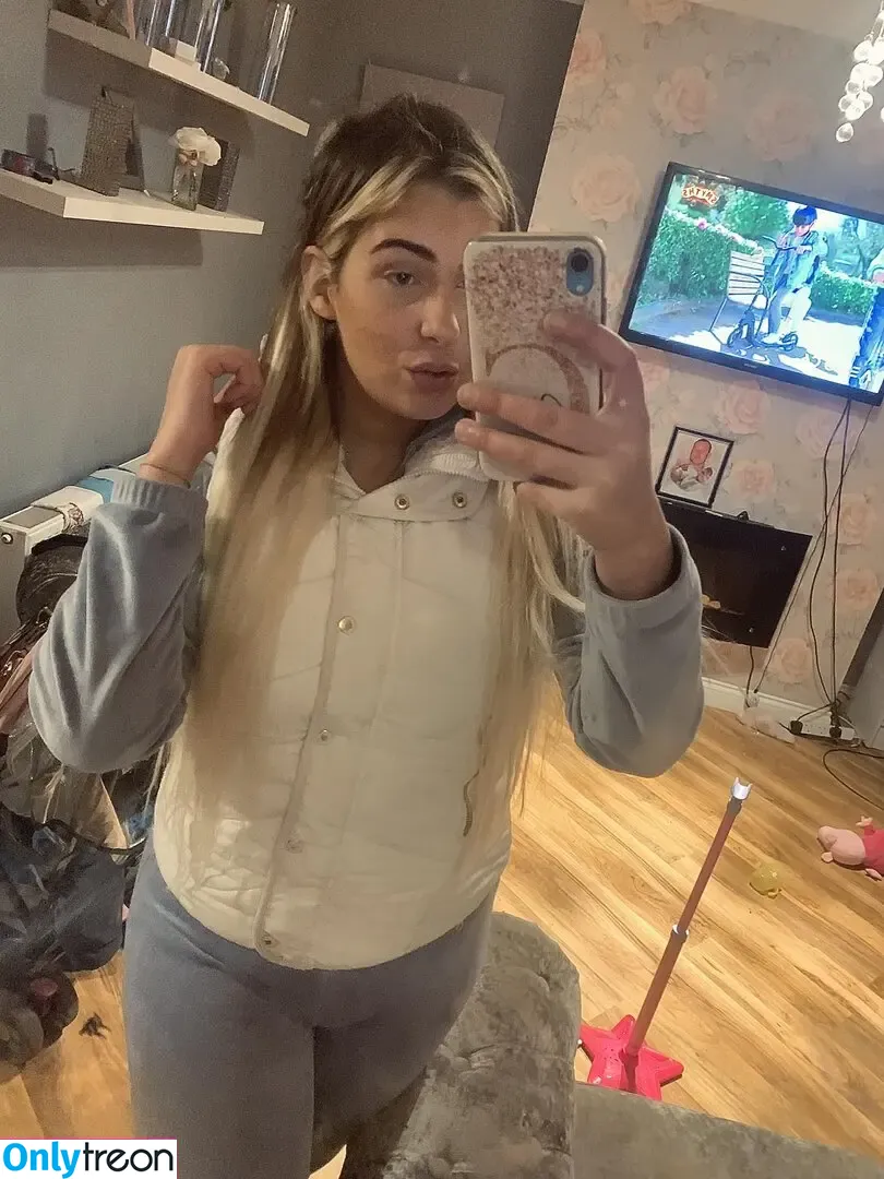 Chloe Joanne Carter nude photo #0051 (chloecarterxoxo / chloejoannecarter22x)