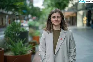 Chloe Swarbrick / NZ Politician / chloe.swarbrick nude photo #0003