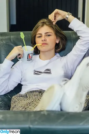 Chloe Swarbrick / NZ Politician / chloe.swarbrick nude photo #0006