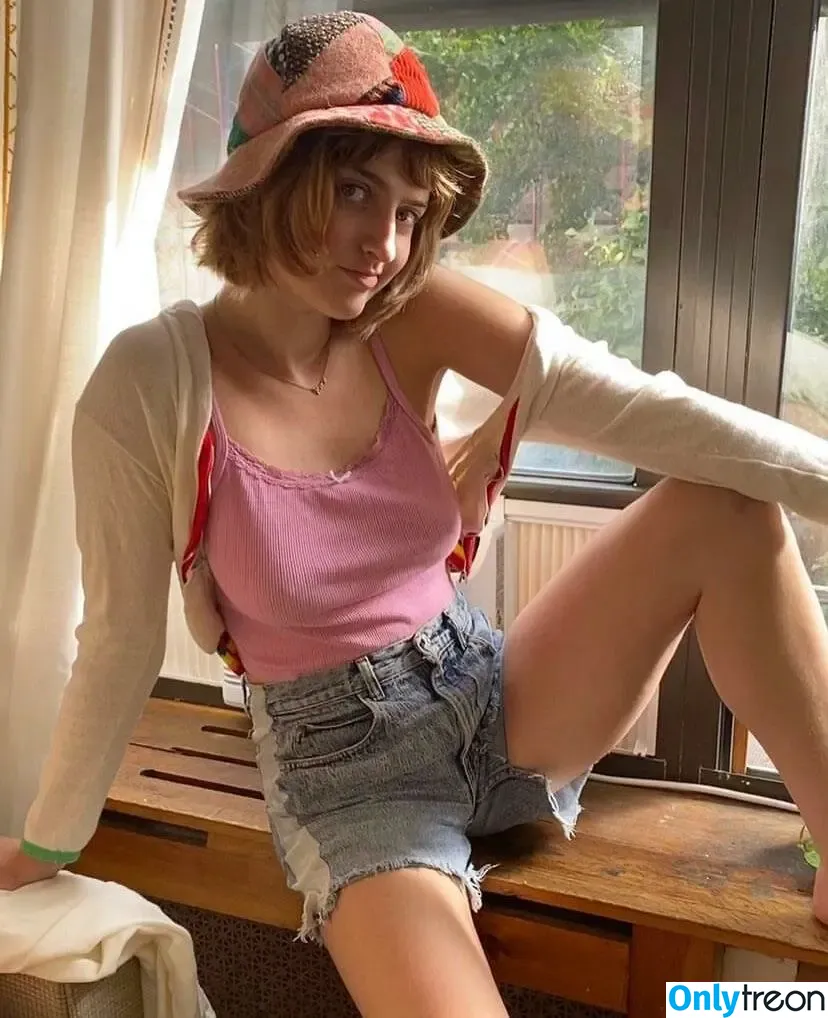 Chloe Troast голая photo #0003 (chloe_troast)