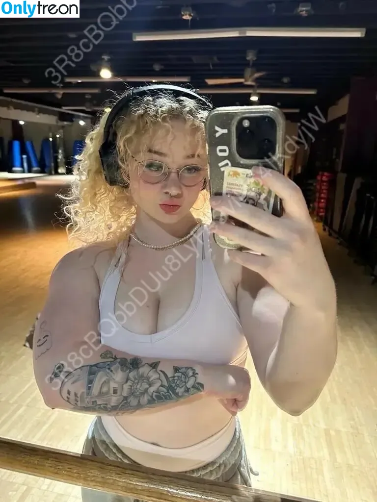 Chloethehokage nude photo #0060 (chloegrahamx / chloemirisch)