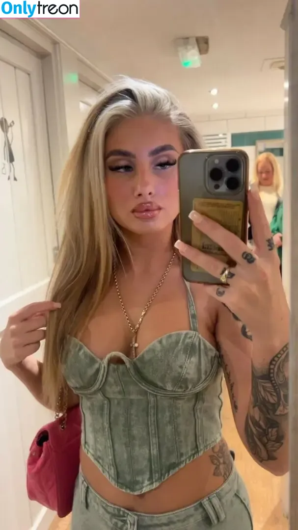 Chloewxlker nude photo #0013 (chloewxlker._ / prinnycx)