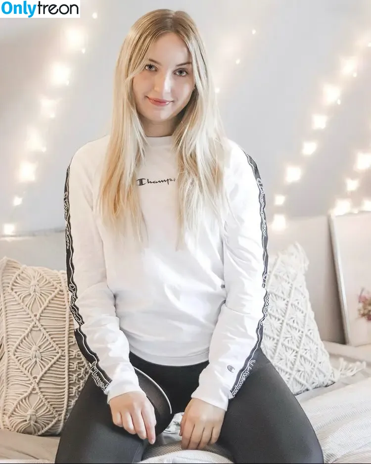 chrissixxe nude photo #0030 (christinexxe)