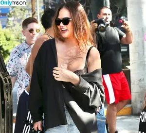 Chrissy Teigen / ChrissyTeigen фото голая #0655