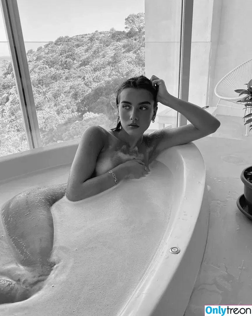Claire Molin nude photo #0021 (claireemoliniiii)