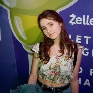 Clairo / Claire Cottrill nude photo #0019