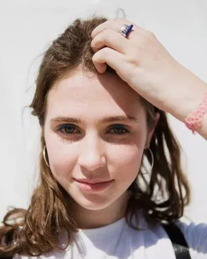 Clairo / Claire Cottrill nude photo #0020