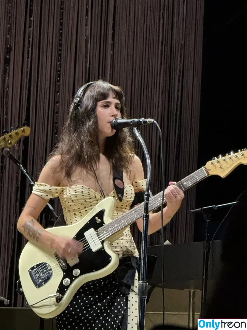 Clairo nude photo #0300 (Claire Cottrill)