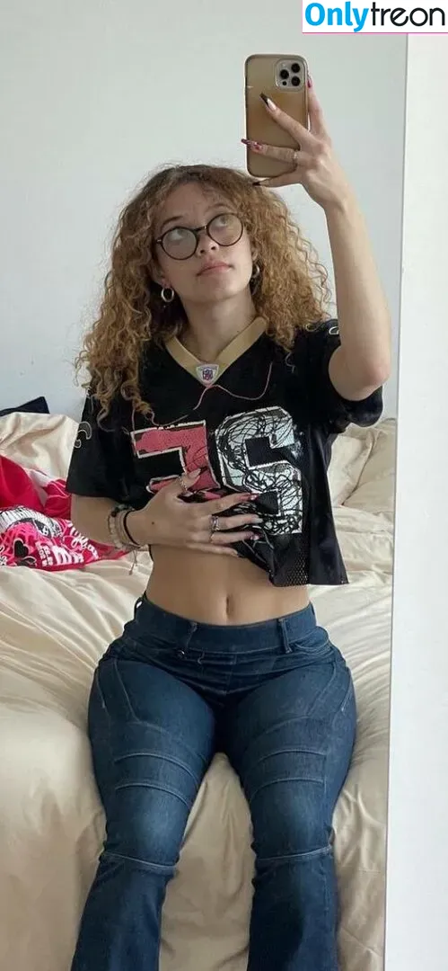 clara.west голая photo #0001 (clara_west)