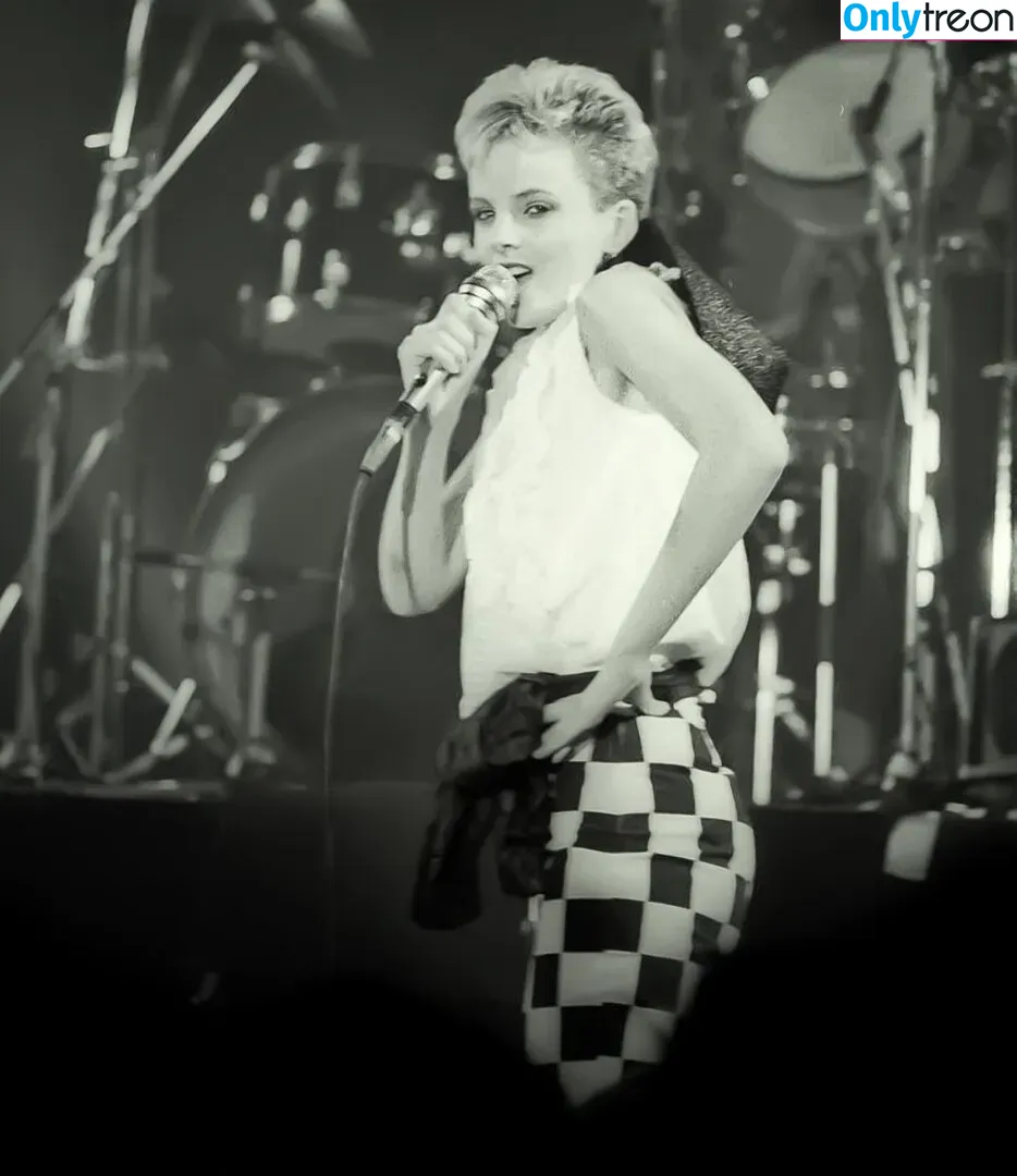 Clare Grogan голая photo #0028 (therealclaregrogan)