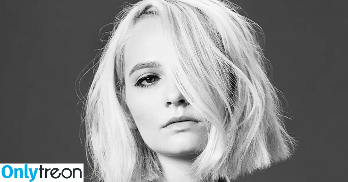 Clementine Creevy nude photo #0004 (cherryglazerr)