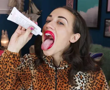 Colleen Ballinger / Miranda Sings / colleen nude photo #0015