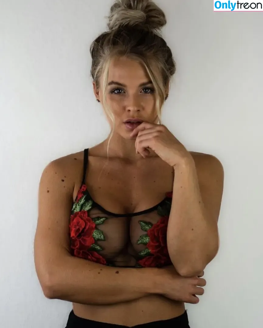 Colleen Schneider голая photo #0032 (colleenschneider_ / juliacatalinaa)